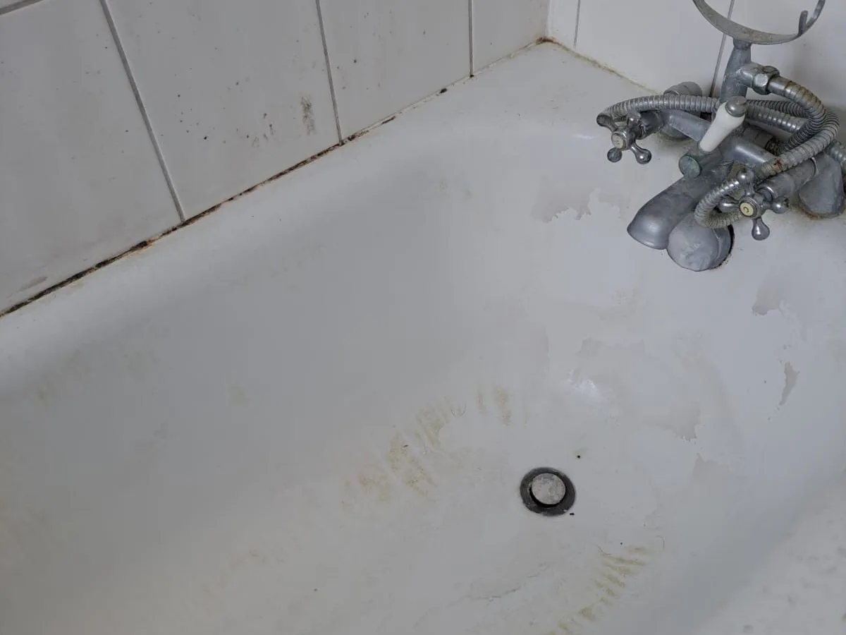 Bathtub before cleaning