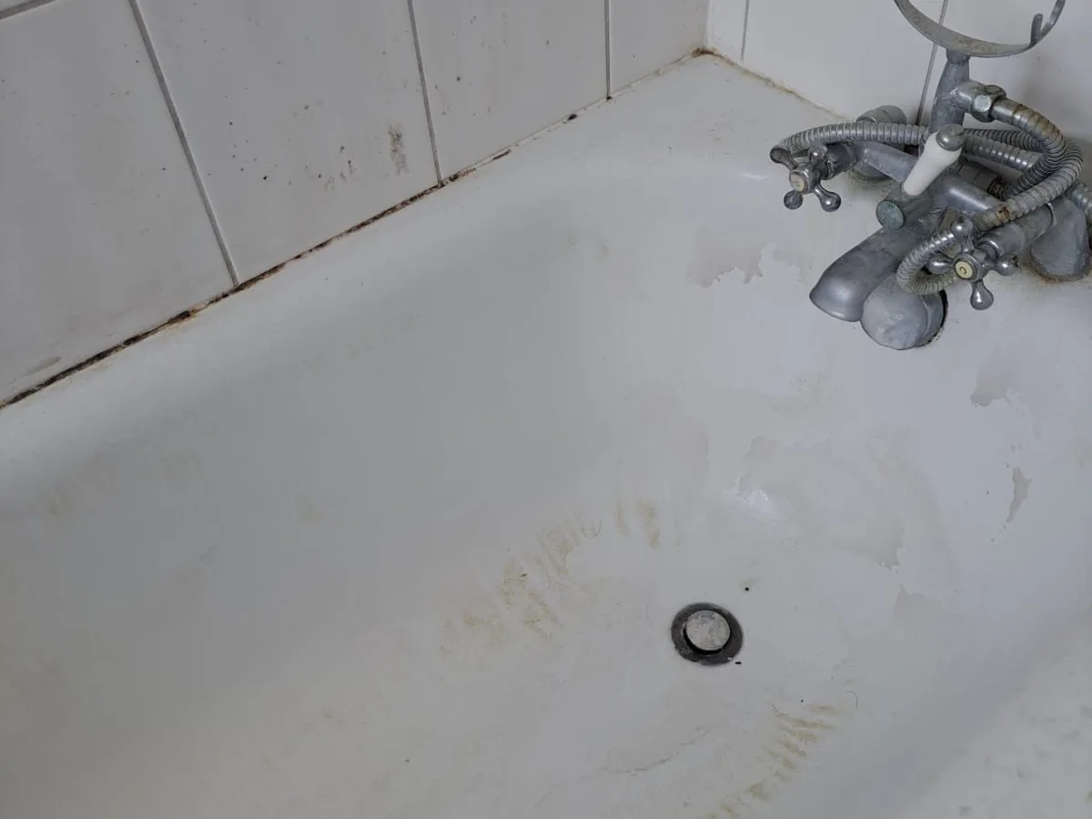 Bathtub before cleaning